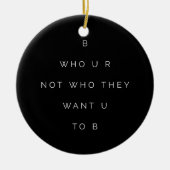 Wie is U Tiener Inspirerend Quote Black White Keramisch Ornament (Voorkant)