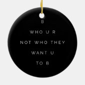 Wie is U Tiener Inspirerend Quote Black White Keramisch Ornament (Achterkant)