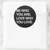 WIE JE BENT. HOEVEELHEID VAN WIE JE VINDT RONDE STICKER (Tas)