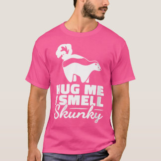 Wie knuffelt me Ik ruik Skunky Weasel Family Zoogd T-shirt