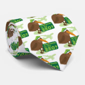 Wie moet er met bro vliegen? humor kiwi stropdas (Opgerold)