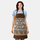 Wieker mandje in bruine kleur schort (Gedragen)