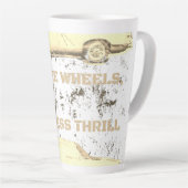  wiel, tijdloze sensatie – Retro Car & Motor Latte Mok (Rechterhoek)