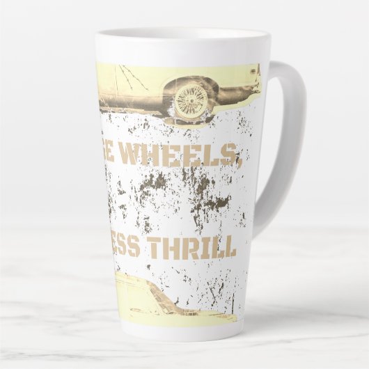  wiel, tijdloze sensatie – Retro Car & Motor Latte Mok (Rechterhoek)