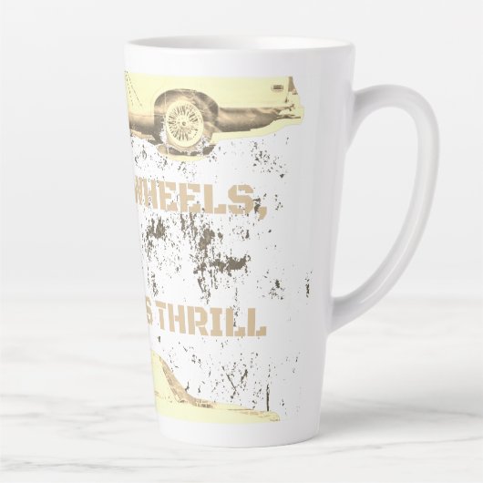  wiel, tijdloze sensatie – Retro Car & Motor Latte Mok (Rechts)