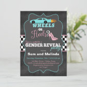 Wielen of hakken Gender Reveal Uitnodigingen (Staand voorkant)