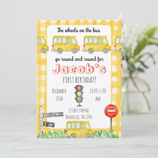Wielen op de bus gele kids verjaardagsuitnodiging kaart (Staand voorkant)