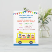 Wielen op de bus-schoolbus Kinderen van Birthday P Kaart (Staand voorkant)