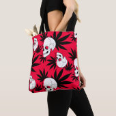 Wiet en schedels op rood tote bag (Dichtbij)