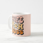 "Wife Mom Boss" Blush roze groovy retro Koffiemok (Voorkant links)