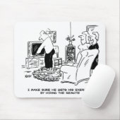 Wife verbergt de afstandsbediening van de tv muismat (Met muis)