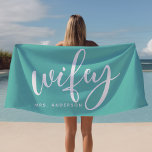 Wifey Blauwgroen en witte aangepaste bruid Strandlaken<br><div class="desc">Vier uw pasgetrouwde status met deze chique "Wifey" strandlaken in blauwgroen en wit, ideaal voor huwelijksreizen, stranddagen of ontspanning aan het zwembad. Ontworpen voor bruiden en jonggehuwden, kan deze handdoek worden gepersonaliseerd met een achternaam, waardoor het een uniek geschenk of persoonlijk accessoire is. Gemaakt voor zonnige avonturen, het is een...</div>