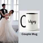 Wifey bruiloft huwelijksreis paar Mok<br><div class="desc">Eenvoudig zwart-wit script ontwerp. Koop met zijn bijpassende "Hubby" mok: https://www.zazzle.com/z/a1bfnkyo?rf=238256703991377343 Maakt een geweldig huwelijkscadeau!</div>