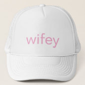 Wifey Cap – Perfect Bridal Accessory, Wedding Head Trucker Pet (Voorkant)