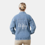 Wifey Denim Jas wit Denim Jacket<br><div class="desc">Dit is een super leuk en trendy denim jasje voor de pasgetrouwde,  dat is geaccentueerd met Wifey geschreven op de rug in fancy type.</div>