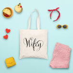 Wifey Elegant Black Script Womens Tote Bag<br><div class="desc">Kute en eenvoudige "Wifey" canvas tas in elegant zwart script dat schrijft. Maakt een groot trouwcadeau voor de toekomst,  Mrs.</div>