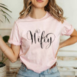 Wifey Elegant Zwart Script Roze Vrouwen T-shirt<br><div class="desc">Stijlvol "Wifey" shirt in elegant zwart schrift. Maakt een geweldig huwelijkscadeau voor de toekomstige mevrouw!</div>