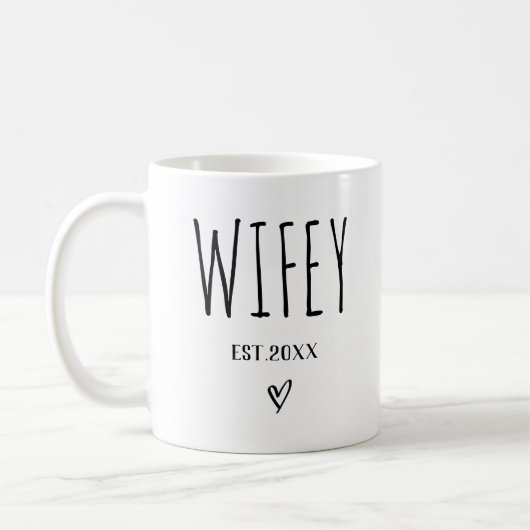 Wifey EST 2024 Aankondiging om Pas getrouwd bruilo Koffiemok (Links)