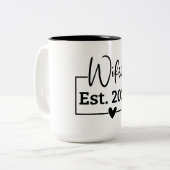 Wifey Est 2024 Black Script Pas getrouwd gepersona Tweekleurige Koffiemok (Voorkant links)