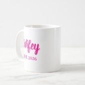 Wifey gesticht 2026 koffiemok (Voorkant links)