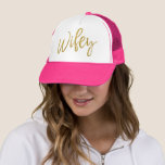 Wifey Gold Foil en Roze Trucker Hat Trucker Pet<br><div class="desc">Wifey Gold Foil en Pink Trucker Hat voor haar.</div>