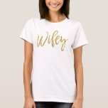Wifey Gold Folie Typografie Shirt<br><div class="desc">Wifey Gold Foil Typography T-shirt voor een pasgetrouwde om op haar huwelijksreis te draag.</div>