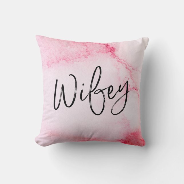 Wifey handgeschreven roze aquarel kussen (Voorkant)