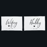 Wifey Hubby Couple Wedding Jubileum Romantic Kussensloop<br><div class="desc">Wifey & Hubby typografie pilcases voor haar en voor hem,  gepersonaliseerd met het trouwjaar. Geweldig geschenk voor vrijgezellenfeesten,  bruiloften,  verjaardagen en andere gelegenheden.</div>
