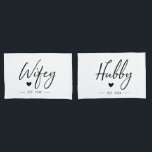 Wifey Hubby Couple Wedding Jubileum Romantic Kussensloop<br><div class="desc">Wifey & Hubby typografie pilcases voor haar en voor hem,  gepersonaliseerd met het trouwjaar. Geweldig geschenk voor vrijgezellenfeesten,  bruiloften,  verjaardagen en andere gelegenheden.</div>