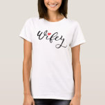 Wifey in Calligrafie Script Honeymoon Couple T-shirt<br><div class="desc">Een paar t - shirts met de woorden "Hubby" en "Wifey" in een mooi kalligrafiescript,  voorzien van een rood hart. Iets schattig om voor de huwelijksreis te draag!</div>