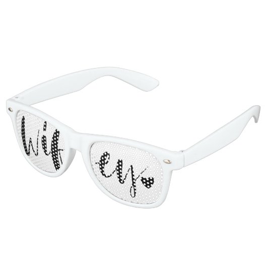 Wifey Love | Stijlvol zwart penseelscript en -hart Retro Zonnebril (Gekanteld)