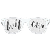 Wifey Love | Stijlvol zwart penseelscript en -hart Retro Zonnebril (Voorkant)