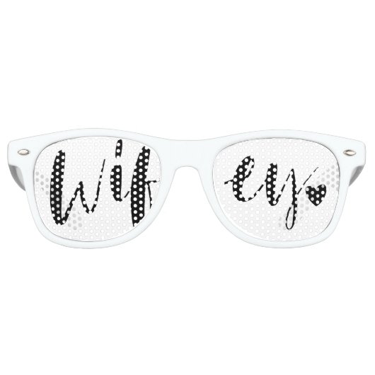 Wifey Love | Stijlvol zwart penseelscript en -hart Retro Zonnebril (Voorkant)