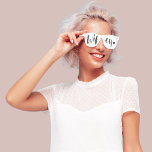 Wifey Love | Stijlvol zwart penseelscript en -hart Retro Zonnebril<br><div class="desc">Onze wasserij-zonnebril is het perfecte stijlvolle accessoire om een zonnige vakantie op de huwelijksreis te beginnen of koel te blijven gedurende de zomer. Koop deze wafige zonnebrillen als een traktatie voor jezelf of dit is een uitstekende gave voor de bruid die je aanbidt. Het ontwerp is voorzien van een stijlvolle...</div>