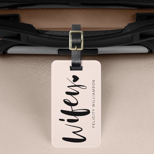 Wifey Love | Stijlvol zwart penseelscript en strep Bagagelabel