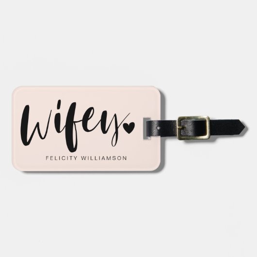 Wifey Love | Stijlvol zwart penseelscript en strep Bagagelabel (Voorkant horizontaal)