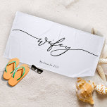 Wifey Minimalistische Kalligrafie Strandlaken<br><div class="desc">Geniet van de zon in stijl met onze Wifey Minimalist Calligraphy Strandlaken. Deze chique, zachte en absorberende handdoek is voorzien van elegante kalligrafie die uw pasgetrouwde status viert met een vleugje moderne eenvoud. Of u nu loungen bij het zwembad of genieten van een strand uitje, deze handdoek is de perfecte...</div>