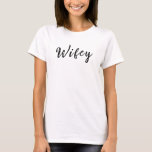 Wifey Modern Black Script White Womens T-shirt<br><div class="desc">Kute en eenvoudig "wifey"shirt in een modern zwart manuscript. Maakt een groot vrijgezellenfeest,  een vrijgezellenfeest of een huwelijkscadeau voor de toekomstige Mrs.!</div>
