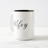 Wifey Modern Black Script White Womens Tweekleurige Koffiemok (Voorkant links)