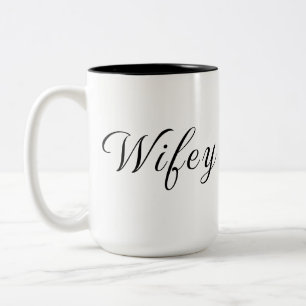Wifey Modern Black Script White Womens Tweekleurige Koffiemok