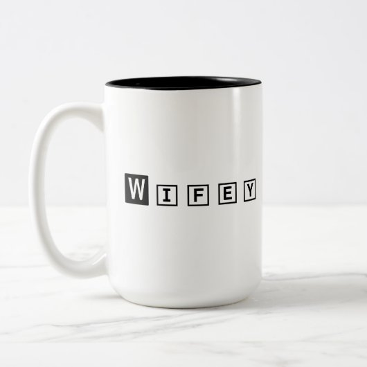 Wifey Modern Black Script White Womens Tweekleurige Koffiemok (Links)