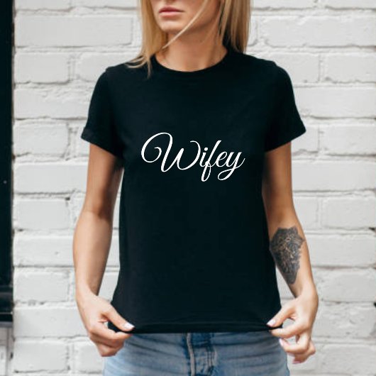 Wifey Modern Huwelijksreis Wit Script Zwart Vrouwe T-shirt