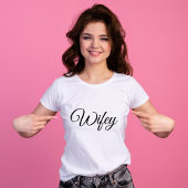 Wifey Modern Huwelijksreis Zwart Script Wit Vrouwe T-shirt