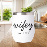 Wifey Modern Minimalistisch Script Gepersonaliseer<br><div class="desc">Creëer een cadeau op maat voor de pasgetrouwde bruid met deze gepersonaliseerde wifey tumbler.</div>