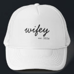 Wifey Modern Minimalistisch Script Gepersonaliseer Trucker Pet<br><div class="desc">Creëer Een cadeau op maat voor de pasgetrouwde bruid met dit gepersonaliseerde vrouw pet.</div>