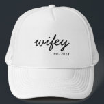 Wifey Modern Minimalistisch Script Gepersonaliseer Trucker Pet<br><div class="desc">Creëer Een cadeau op maat voor de pasgetrouwde bruid met dit gepersonaliseerde vrouw pet.</div>