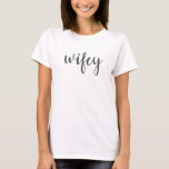 Wifey Modern Zwart Script Wit Vrouwen T-shirt<br><div class="desc">Kute en eenvoudig "wifey"shirt in een modern zwart manuscript. Maakt een groot vrijgezellenfeest,  een vrijgezellenfeest of een huwelijkscadeau voor de toekomstige Mrs.!</div>