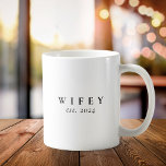 Wifey Moderne Minimalistische Gepersonaliseerde Br Koffiemok<br><div class="desc">Creëer Een cadeau op maat voor de pasgetrouwde bruid met deze gepersonaliseerde vrouw mok.</div>