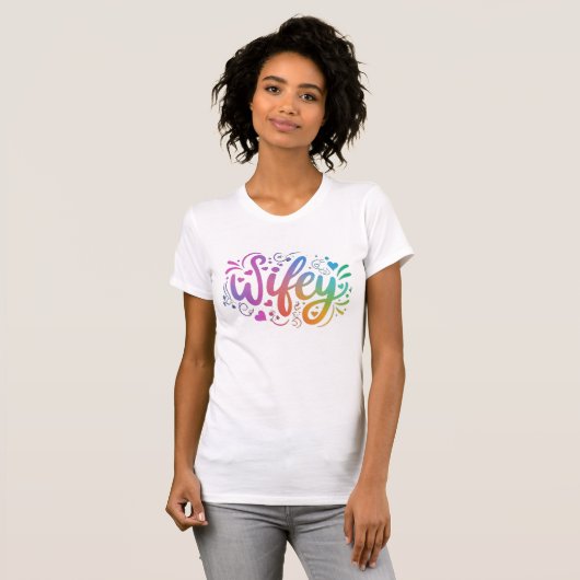 Wifey Moderne Multicolour Script Witte Vrouwen T-shirt (Voorkant volledig)