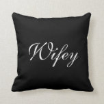 Wifey Mrs Pillow Kussen<br><div class="desc">Dit zwarte kussen is voorzien van een fancy wit schrift dat "Wifey" vooraan en "Mrs" zegt. op de achterkant ,  waardoor het perfect is voor de liefdestafel ,  de sofa of het bed van de nieuwsleden . Rol neer om de coördinerende Hubby/Mr. kussen te zien.</div>